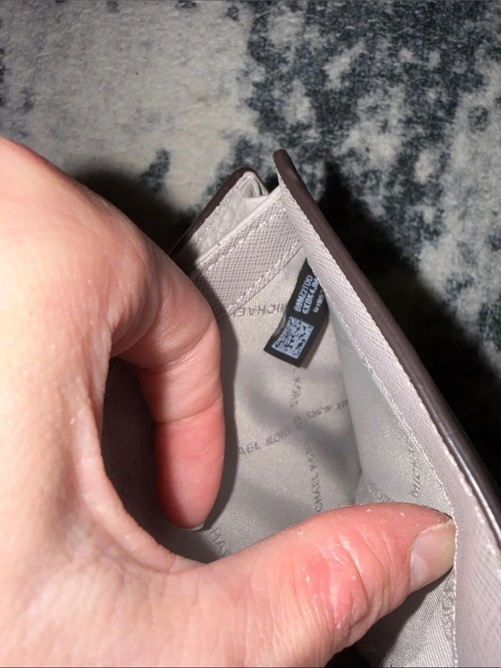 MICHAEL KORS Pebbled Leather Card Holder in Light Gray